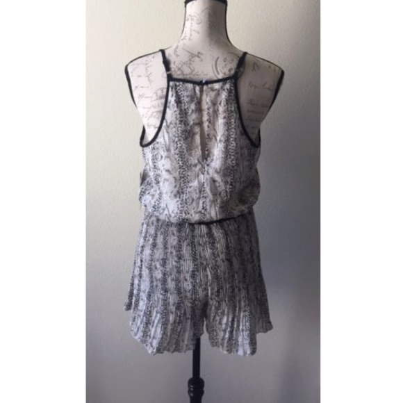 Urban Hearts Snake Printed Romper Medium NWT - Picture 3 of 7